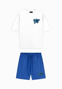 Witte katoenen T-shirt met "BlckBnns Club" grafisch ontwerp in het blauw, gecombineerd met blauwe shorts met elastische tailleband met bijpassend ontwerp.