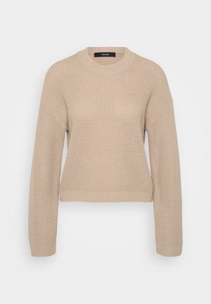 Bežani pleteni pulover s okruglim izrezom, dugim rukavima i skraćenim krojem. Strukturalna tkanina ima suptilan rebrasti uzorak.