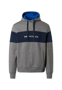 Felpa grigia con striscia blu scuro sul petto, fodera blu per il cappuccio, tasche frontali, cordini e testo "NORTH SAILS" sul petto.