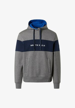 Grauer Kapuzenpullover mit navyblauem Brustrand, blauer Kapuzenfutter, Vordertaschen, Zugbänder und "NORTH SAILS"-Text auf der Brust.
