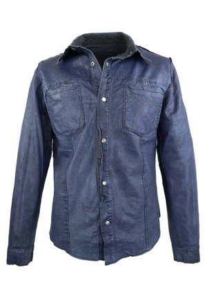 Navyblauwe, langmouwige leren shirt met een knoopsluiting aan de voorkant, twee borstzakken en een klassieke kraag. Getextureerde afwerking met metalen knopen.