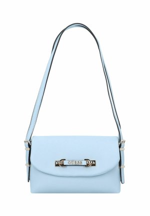 Borsa a tracolla in pelle azzurro chiaro con forma piatta, dettagli in nastro nero e chiusura con logo metallico GUESS. Texture liscia, design minimal.
