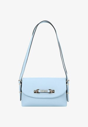 Borsa a tracolla in pelle azzurro chiaro con forma piatta, dettagli in nastro nero e chiusura con logo metallico GUESS. Texture liscia, design minimal.