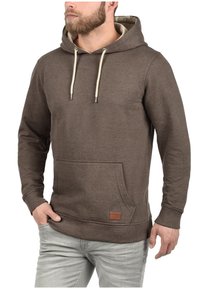 Sudadera con capucha marrón y cordones beige, bolsillo canguro, puños de canalé y un acabado texturizado. Parche de cuero con el logo en la parte delantera.
