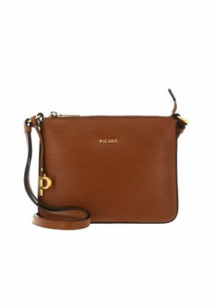 Braune, strukturierte Leder-Umhängetasche mit goldfarbenen Beschlägen, einem kurzen Riemen und einem geprägten Logo auf der Vorderseite. Kompakte rechteckige Form.