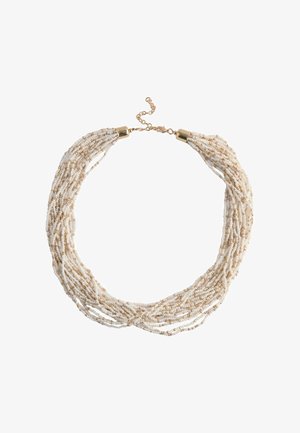 Mehrsträngige Halskette mit kleinen weißen und goldfarbenen Perlen sowie Verschlüssen und verstellbarer Kette in Goldton.