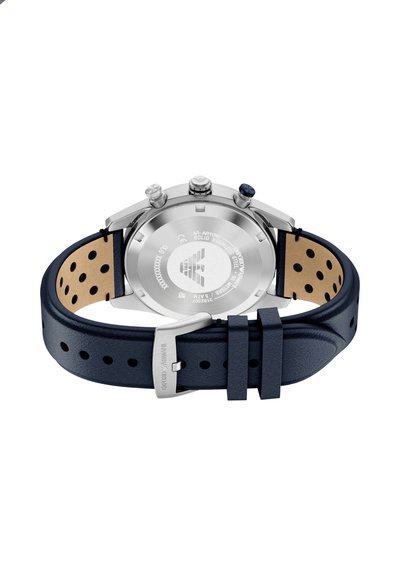 Heren analoge horloge met een kast van roestvrij staal, een navyblauwe leren band met perforaties en een gepolijste zilveren gesp.