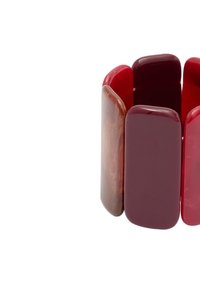 Röd och maroon resinknäpp med varierande rektangulära former, släta ytor och en glansig finish, med en marmorerad del.