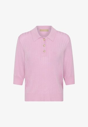 Hellrosa kurzärmliges Strick-Poloshirt mit geripptem Muster, Kragen und drei goldfarbenen Zierknöpfen auf der vorderen Knopfleiste.