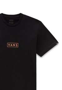 Czarna koszulka bawełniana z okrągłym dekoltem i krótkimi rękawami. Posiada pomarańczowe prostokątne logo z napisem "VANS" na piersi. Klasyczny krój.