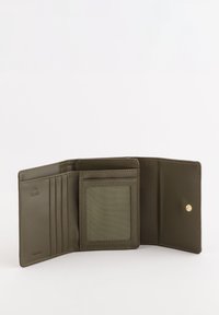 Cartera de cuero verde oliva con múltiples compartimentos para tarjetas, una ventana transparente para el DNI y cierre de presión metálico; incluye protección RFID.