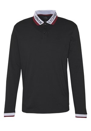 Polo noir à manches longues avec col et poignets blancs et bordeaux, avec le texte "Armani Exchange" sur le col et trois boutons noirs.