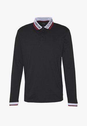 Polo noir à manches longues avec col et poignets blancs et bordeaux, avec le texte "Armani Exchange" sur le col et trois boutons noirs.