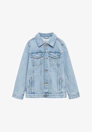 Jachetă din denim de culoare albastru deschis, cu guler, două buzunare la piept, nasturi argintii și o textură ușor uzată.