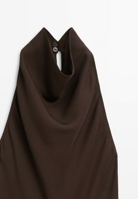 Top marrone scuro senza maniche con collo all'americana e due bottoni sul retro del colletto su sfondo bianco.
