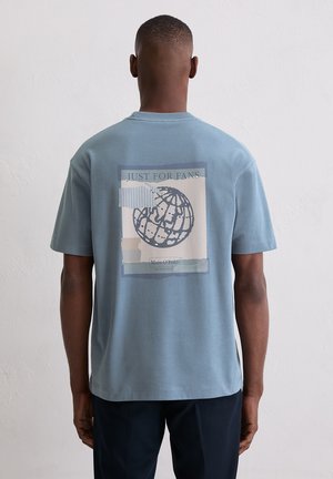 Hellblaues Baumwoll-T-Shirt mit einem grafischen Druck auf der Rückseite, einschließlich des Textes "JUST FOR FANS" und einem Globus-Design. Kurze Ärmel, Rundhalsausschnitt.