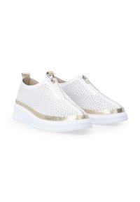 Bílé perforované slip-on boty s metalickým zlatým lemováním, vybavené zipovým zapínáním a texturovanou podešví pro lepší grip.