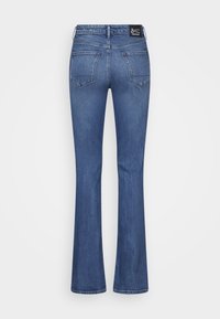Pantalones vaqueros de mezclilla azul de campana con cintura alta, cinco bolsillos y detalles de costura mínimos. Textura suave y diseño clásico.