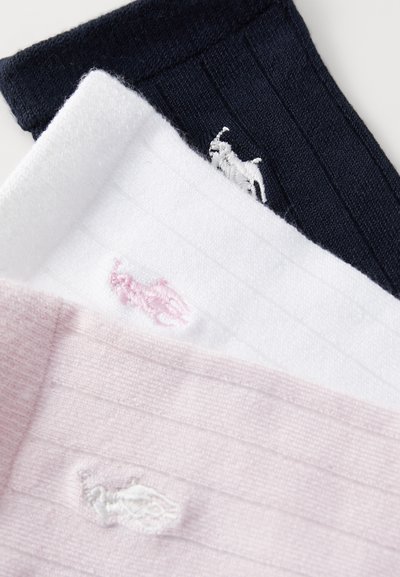Tres pares de calcetines acanalados en azul marino, blanco y rosa, con logotipos bordados en colores contrastantes en los puños.
