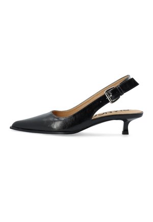 Zapato slingback negro de cuero con punta puntiaguda, tacón bajo tipo gatito y correa ajustable con hebilla plateada sobre fondo blanco.