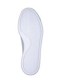 Bijela gumena potplat tenisice s uzorkom zigzaga, glatkim rubovima i zaobljenim petama. Ima blagi zavoj duž bočne strane.