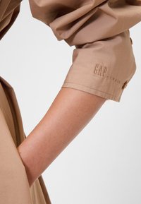 GAP GAPSTUDIO POPLIN BELTED MAXI SHIRTDRESS - Tričkové šaty - tannery brown