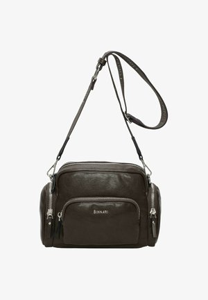 Bolso cruzado de cuero marrón con dos compartimentos con cremallera y una correa ajustable con logo en relieve. Presenta herrajes de plata y un acabado texturizado.