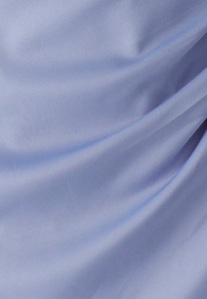 Hladká svetlomodrá tkanina s jemnými záhybmi a mäkkou textúrou zobrazená z blízka.