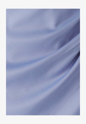 Hladká svetlomodrá tkanina s jemnými záhybmi a mäkkou textúrou zobrazená z blízka.