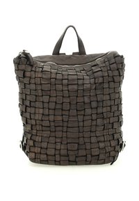 Zaino in pelle marrone scuro con motivo quadrato intrecciato, zip superiore e una maniglia su sfondo bianco.