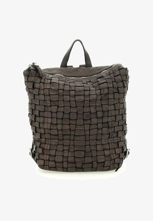 Zaino in pelle marrone scuro con motivo quadrato intrecciato, zip superiore e una maniglia su sfondo bianco.