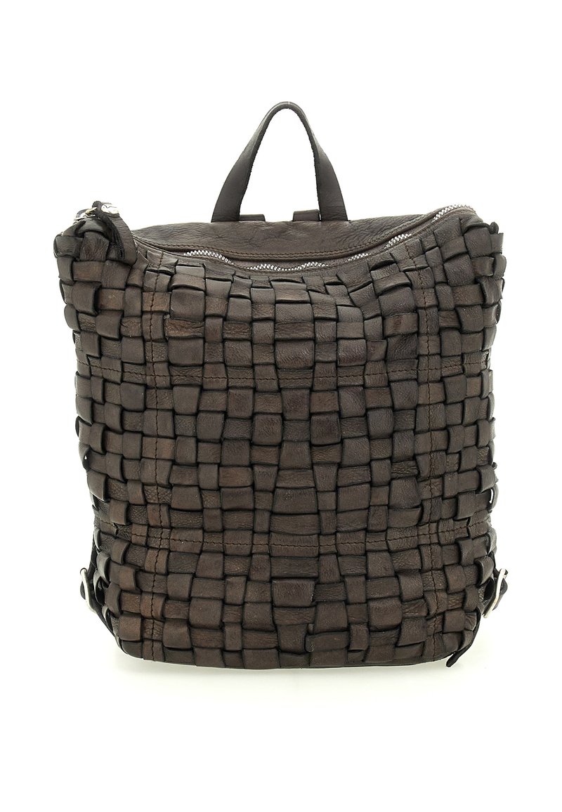 Zaino in pelle marrone scuro con motivo quadrato intrecciato, zip superiore e una maniglia su sfondo bianco.