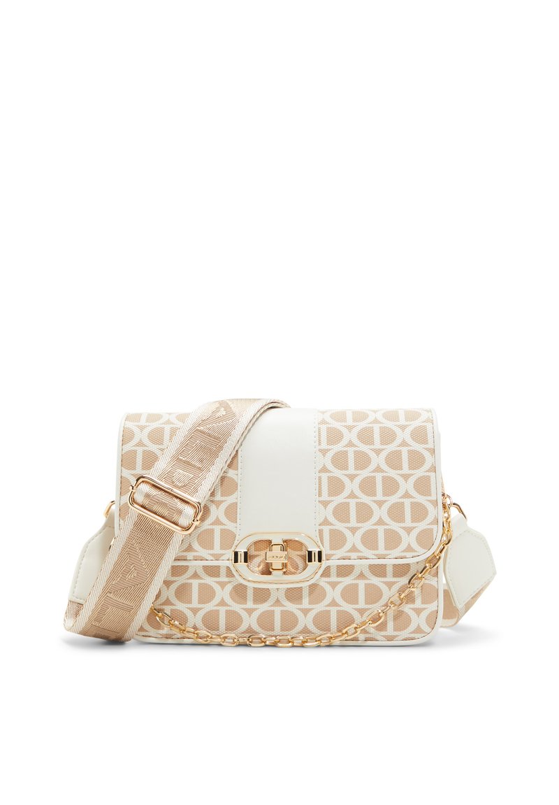 Sac à main structuré en beige avec un motif de logo. Il présente un fermoir en métal doré, une chaîne en accent, et une bandoulière ajustable à motif. Texture lisse.