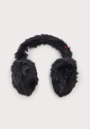 Des cache-oreilles noirs et moelleux, avec un bandeau souple et une petite étiquette rouge, sur un fond clair.