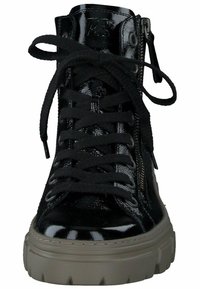 Baskets montantes en cuir verni noir avec lacets noirs, semelle plate grise et détail de fermeture éclair latérale. Caractéristiques : bout arrondi et surface texturée.