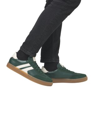 Sneakers verdi e bianchi con una tomaia texturizzata, suola in gomma naturale e punta rotonda. Presentano un design con lacci e strisce laterali in contrasto.