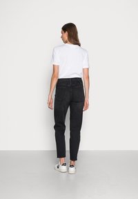 Calvin Klein Jeans MOM JEAN - Calças de ganga de corte relaxado - denim black