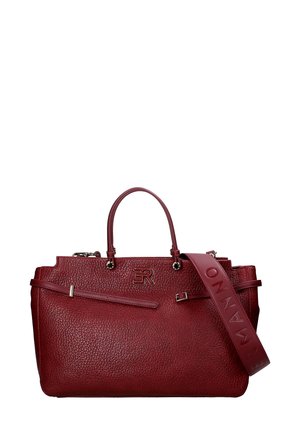 Borsa a mano in pelle rossa con superficie texturizzata, doppi manici e tracolla lunga e regolabile. Presenta un logo e dettagli in metallo.