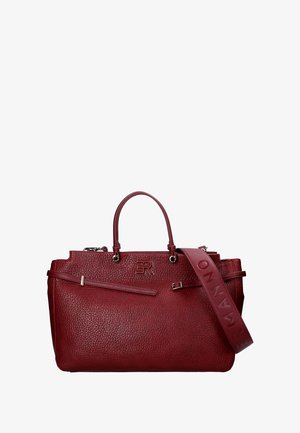 Borsa a mano in pelle rossa con superficie texturizzata, doppi manici e tracolla lunga e regolabile. Presenta un logo e dettagli in metallo.