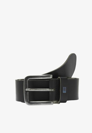 Zwarte leren riem opgerold met een zilverkleurige metalen gesp en een klein blauw rechthoekig logo op de riemlus.