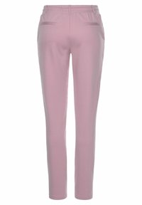 Lichtroze broek van een gladde stof, met een elastische tailleband en twee achterzakken. Het ontwerp heeft een recht model dat geschikt is voor casual draag.