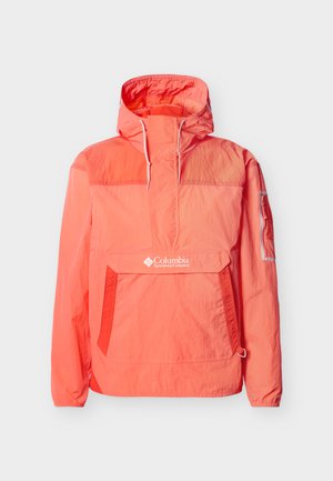 Könnyű súlyú korall anorák dzseki kapucnival, elülső kenguruzsebbel és elasztikus mandzsettákkal. Logóval és kontrasztos piros díszítéssel rendelkezik.