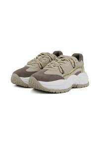 Ein Paar beige und braune Chunky Sneakers mit Mesh- und Wildlederpaneelen, dicken weißen Sohlen und beigen Schnürsenkeln, schräg positioniert, um die äußeren Seiten und die Vorderseite zu zeigen.