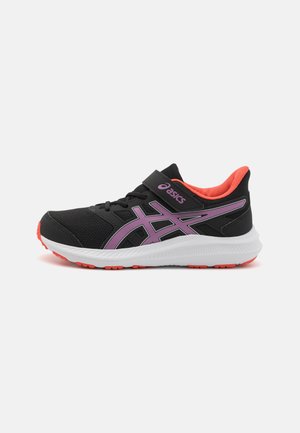 Chaussure de sport noire avec des accents violets, tige en mesh, semelle en caoutchouc et sangle ajustable. Dispose d'un col rembourré et d'un intérieur rose vif.