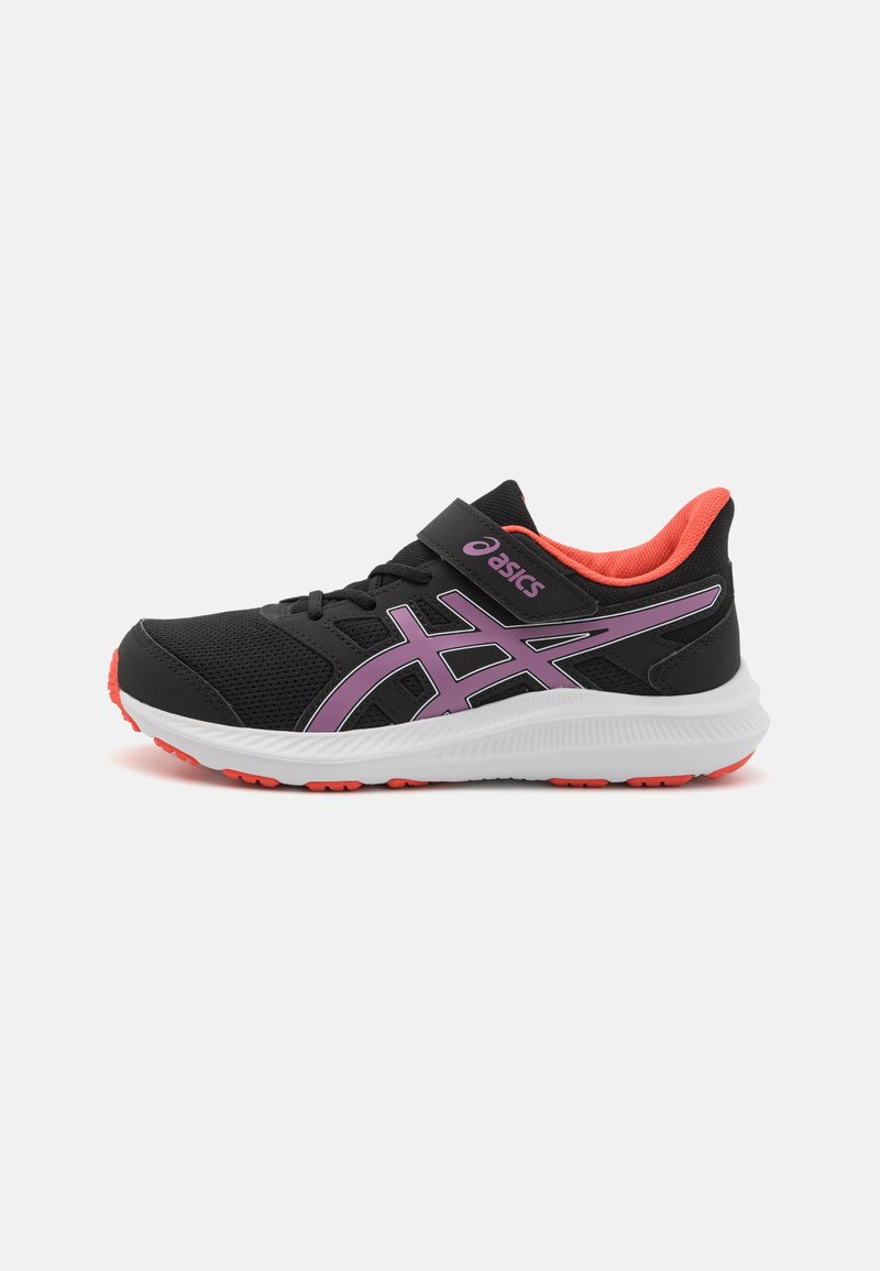 Sapatilha desportiva preta com detalhes em roxo, parte superior em malha, sola em borracha e faixa ajustável. Conta com um colarinho acolchoado e um interior vibrante em rosa.
