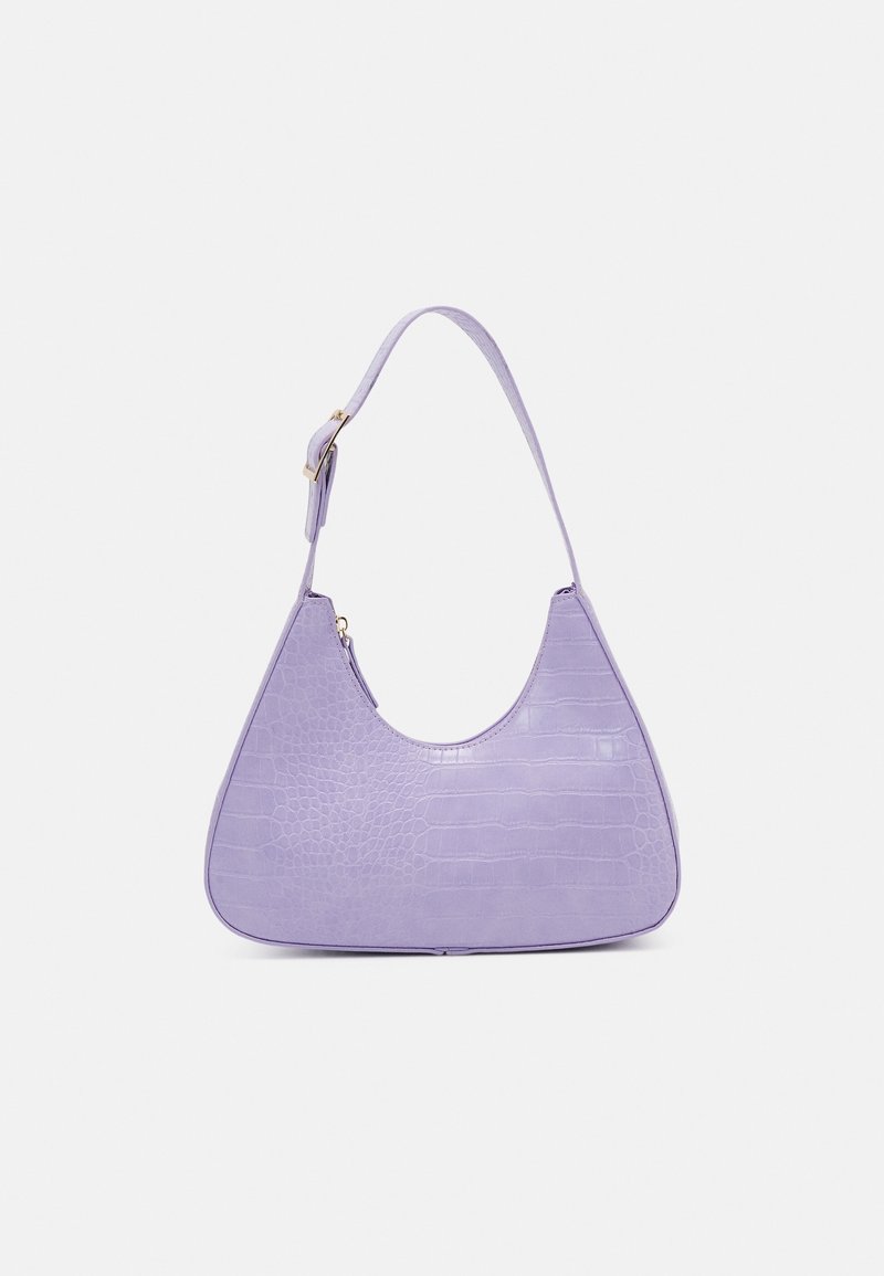 Krokodilprägung lila Handtasche mit geschwungenem Profil, einem Schulterriemen und Details aus goldfarbenem Metall. Glatte Textur.