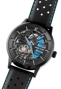 Montre squelette avec boîtier noir et bracelet en cuir, accents bleus, cadran transparent révélant les mécanismes internes et grands index horaires.