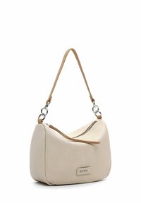 Crème gekleurde leren handtas met een gebogen vorm, geaccentueerd met een beige schouderriem en zilveren hardware. Voorzien van een ritsopening.