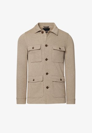 Beżowa sweterkowa kurtka z zapięciem na guziki, czterema kieszeniami na klapy z guzikami i klasycznym kołnierzem.