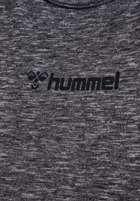 Szara tkanina o teksturze melanżowej, z czarnym logo "hummel" umieszczonym po lewej stronie.